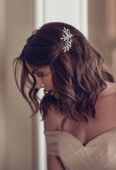 Wedding Hairstyles Medium Length, Art Deco Hair, Floral Hair Pieces, Wedding Hair Inspiration, Wedding Hair Down, Short Wedding Hair, Penteado Cabelo Curto, Hair Comb Wedding