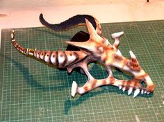 This dragon skull tutorial is amazing... I have no idea if I could do something like the finished version - but it would be awesome to try (again, maybe an option if I want to re-do my Jabberwock costume) Skull Tutorial, Skull Dragon, Make A Dragon, Dragon Skull, Dragon Crafts, Dragon Costume, Costume Tutorial, Cosplay Armor, Prop Making