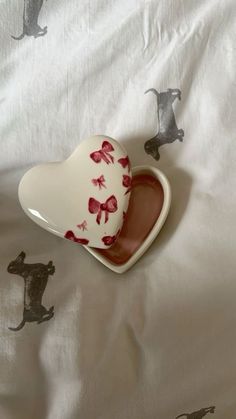 Cute Easy Pottery Ideas, Bow Pottery Painting, Heart Pottery Painting, As You Wish Pottery Ideas, Bow Clay, Cute Ceramics, Clay Aesthetic, Cute Pottery, Clay Jars