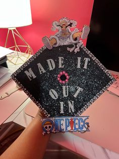 a graduation cap that says made it out in peple