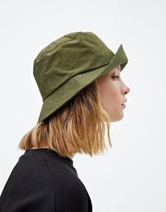 Bucket Hats Women Outfit, Green Bucket Hat, Outfit Minimalist, Bucket Hat Summer, Pork Pie Hat, Bucket Hat Women, Concert Fits, Pull N Bear