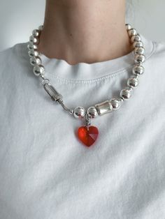 Ce collier chaîne en argent fait main est composé d'une chaîne à billes plaquée argent et est réglable à l'aide d'un fermoir mousqueton. Ce tour de cou d'inspiration streetwear serait cool seul ou porté avec d'autres chaînes. Il contient les éléments suivants perles en métal argenté Grande breloque coeur en cristal rouge 16 pouces de longueur. Réglable à 16,5 pouces avec un fermoir mousqueton Cette pièce à superposer donnera un look cool à toutes vos tenues. Il s'adapte parfaitement à vos tenues Chunky Necklace Outfit, Edgy Streetwear, Necklace Outfit, Beaded Ball, Ball Chain Necklace, Chunky Jewelry, Grunge Girl, Preppy Aesthetic, Chunky Necklace