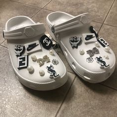 Brand New, Black & White (Salt & Pepper) Designer Crocs. Comfortable & Chic. Comes With 12 Designer Jibbitz, 8 Pearls & Glitter Rhinestones. White Crocs Aesthetic Charms, White Croc Jibbitz Ideas, Grey Crocs With Jibbitz, White Crocs With Charms, White Crocs Jibbitz Ideas, Designer Jibbitz, White Crocs Aesthetic, Croc Designs, Croc Jibbitz Ideas