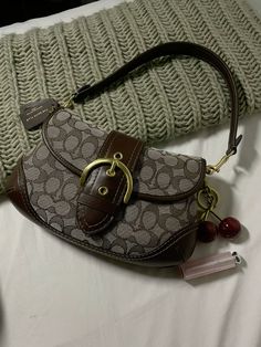 Coach Vintage Handbags, Cute Shoulder Bag, Purse Outfit, Luxury Bags Collection, Cute Purse, Purse Cute, Handbag Essentials, Vintage Coach Bags, Brown Purse