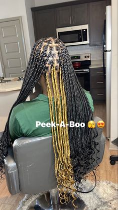 Knotless Box Braids Medium Pick A Boo, Medium Back Length Knotless Braids, Peek A Boo Hair Braids, Pikaboo Braids With Curls, Black And Gold Peekaboo Braids, Box Braids With Curly Ends Peekaboo, Triangle Knotless Braids With Curly Ends, Peekaboo Knotless With Curls, Peek A Boo Box Braids Brown