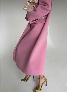 Pink outfit elegant classy chic parisian fashion style vogue aestetic Look Rose, Quoi Porter, Pink Coat, Pink Outfit, Looks Style, Elegant Outfit, Fashion Killa, Look Fashion