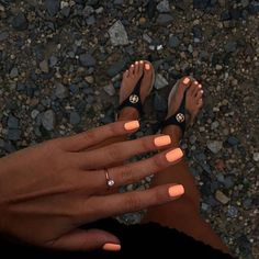 Matte Nails for Dark Skin: 15 Ideas to Enhance Your Style - women-club.online Uñas Color Coral, Gel Toe Nails, Toe Nail Color, Coral Nails, Summer Toe Nails, Vacation Nails, Shellac Nails, Beach Nails