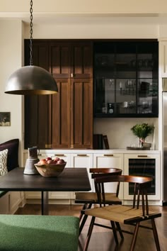 the kitchen is clean and ready to be used for dinner or lunchtime, as well as fresh fruit on the table