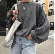 Comment porter un pull à grosse maille avec style ?  Conseils et idées de  tenues dans cet article !  #blogmode #tenuefemme40ans #pullmaille #pullgrossemaille #pullgris #jean Millennials Fashion, Denim On Denim, Vogue Knitting, Mode Casual, Casual Fall Outfits, Looks Style