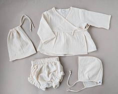 ☀ ☁ This super cute muslin set is the perfect gift for baby shower. Muslin breathes and dries quickly, weightless and soft, it is indispensable on hot summer days and is almost not felt on the skin. The set includes: - top with ties - bloomers - bonnet - gift bag in the color of the set This model designed for use with a diaper. The photo shows the set in milky color. ✿ It is made of 100% muslin, fantastic colors . Handmade high quality. We use German and Dutch muslin in our work. ✪ Ideal for ph Cute Beige Playtime Sets, Beige Playtime Sets For Spring, Cream Cotton Sets For Baptism, Cream Sets For Playtime In Spring, Cute Cream Cotton Set, Cream Playtime Sets For Spring, Cute Cream Sets For Spring, Cute Cream Spring Sets, White Cotton Gift Sets