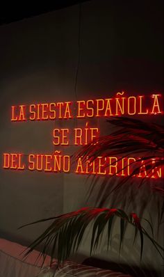 a red neon sign that reads la sesia espanola, se rif del sueno america