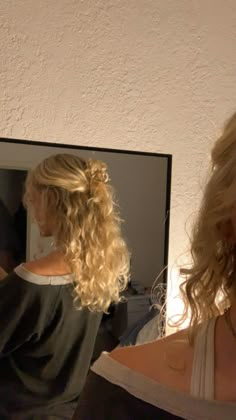 Curly Blonde Hair Updo, Claw Clip Photos, Half Up Have Down Claw Clip, Half Up Half Down Claw Clip Bun, Curly Hair Claw Clip, Curly Hair Blonde, Claw Clip Hairstyles, Claw Clip Hairstyle, Clip Hairstyle