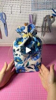 Amanda Ansaldo on Instagram: "Gostou? Eu acho um charme essa peça de costura criativa, e você?
💙💙💙

.
.
.
#passoapassocriativo #costurando #costuracomamor #costurasobmedida
#sewing #costurar #sewinglove #sewingmachine #diy #howto #costuracriativa#costuracriativaparainiciantes #costurices #costurice #costurinhas #costurinha #costuraparainiciantes #maquinadecostura #amocosturar #viverdecostura #dicasdecostura #costuraterapia #costurafacil #adorocosturar #costurafácil #costureira #costureiras #costureirademaocheia" Christmas Shoebox, Patchwork Tote Bags, Textile Projects, March 16, Shoe Box, Drawstring Bag, Hand Sewing, Sewing Projects, Macrame