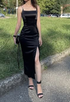 Semi Formal Black Dresses, Occasionally Dresses, Red Dress Outfits, Silk Spaghetti Strap Dress, Black Satin Prom Dress, Robes Glamour, Satin Evening Dresses, Prom Dress Inspiration, Pretty Prom Dresses