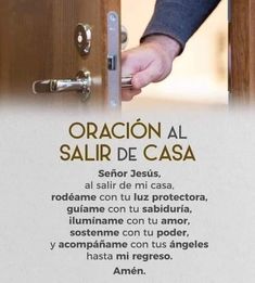 a person opening a door with the words written in spanish