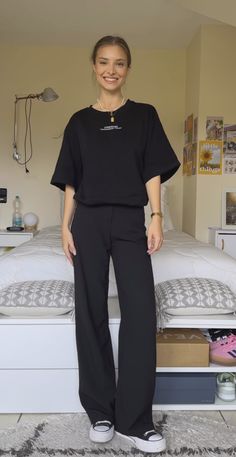 Black Baggy Trousers, Black Trousers Outfit, Black Work Trousers, Work Trousers Women, Casual Oufits, Trousers Outfit, Black Dress Trousers, Casual Indian Fashion