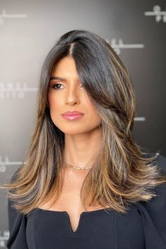 Inspiração para corte de cabelo feminino. Já salva esse pin e confira o nosso perfil para mais inspiração! Haircuts For Round Faces, Haircuts For Long Hair With Layers, A Hairstyle, Layered Haircuts For Medium Hair, Medium Layered Hair, Hair Streaks, Haircuts For Wavy Hair, Round Face Haircuts, Work Hairstyles