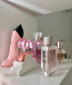 Profumo Victoria Secret, Koleksi Parfum, Perfume Organizer, Perfume Organization, Pink Perfume, Organizer Ideas, Perfume Collection Fragrance, Shower Skin Care