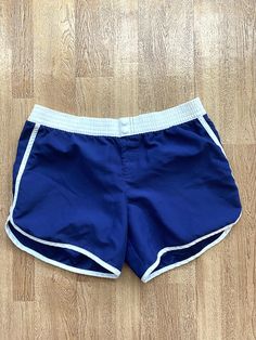 Vintage 70s 80s Track Shorts Gym Shorts Running Blue White Stripe Size 18. Waist is approximately 30 inches (15 inches across lying flat) with elastic waist to adjust waist size. Elastic still good. Rise is approximately 9.5 inches and inseam is approximately 5 inches. (C) Vintage Gym Shorts, Retro Blue Shorts For The Beach, Retro Blue Bottoms For Beach Season, Retro Blue Beach Shorts, Sweat Shorts Outfit Women, Sweat Shorts Outfits, Vintage Activewear, 80s Clothes, 80s Inspired Outfits