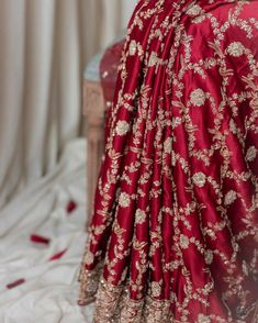 Red Zardozi Saree, Red Saree Bridal Look, Red Saree Aesthetic, Bridal Sarees For Wedding, Bridal Red Saree, Bridal Saree Look, Red Saree Bridal, Saree Wedding Bridal, Red Bridal Saree