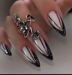 Nail Designs Black French Tip, Cateye Nailart French Tip, Black And White Nail, Nails Trend, Stylish Nails Designs, Nails Design With Rhinestones, Pretty Nail Art Designs, Nail Art Designs Videos