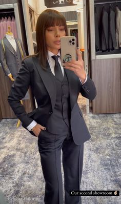 Women Suit And Tie, Women In Tie, Women Necktie, Fashion Dream Job, Women Wearing Ties, Womens Suits, Sewing Doll Clothes