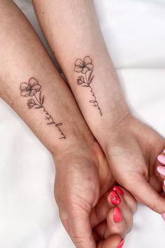 tatuajes con palabras madre e hija con flores mininalistas y femeninos Tattoo Mama E Hija, Bookish Tattoos, Tattoo Cover-up, Love Tattoos, Avengers, Pins, Beauty