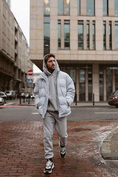 70+ Mens Winter Outfits 2024: You'll Love to Wear in Winter 6 Hoodie And Puffer Jacket Outfit Men, Mens Sport Fashion Style, Men’s Tracksuit Outfit, Mens Tracksuit Outfit, Athleisure Fashion Men, Men Sweatsuit Outfit, Men’s Sweats Outfit, Mens Sweatsuit Outfits, Comfy Outfits Men