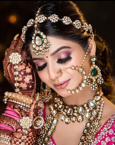 Latest Bridal Eye Makeup Looks for 2022 Indian Brides Celebrity Bridal Makeup, Latest Bridal Makeup, Bridal Model, Best Indian Wedding Dresses, Make Up Gold, Indian Bride Makeup, Bride Photos Poses, Bridal Makeup Images, Bridal Eye Makeup