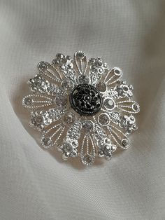 Vintage  diamante filigree Silver coloured with  black centre. Beautiful little brooch would brighten up any outfit , especially for an occasion. Filigree Jewelry, Jewellery Sketches, Vintage Brooch, Silver Filigree, Silver Jewellery, Vintage Brooches, Vintage Stil, Brooch Pin, Silver Color