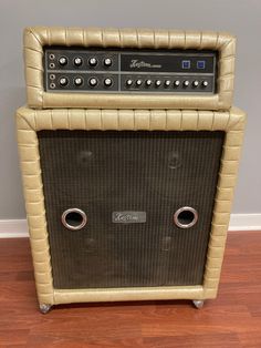 Kustom K250-4 Amp and Speaker Cabinet with gold sparkle tuck and roll design, ideal for musicians and collectors. Guitar Speaker Cabinet, Guitar Speaker, Speaker Cabinet, Gold Sparkle, Vintage Design, Speaker, Musician, Rolls, Guitar