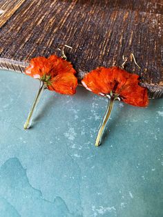 "Add some sunshine to your life with these lovely bright poppy earrings! This beautiful earring is made from real pressed orange poppies, preserved in jewelry grade, eco-friendly resin , 14K golden filled hooks. This is an unique idea for a special gift for someone or a treat for yourself . **Length: about 2.5\" **Materials: - Real hand pressed poppy - Jewelry grade resin - 14k golden filled wire hook ---Notice--- -Since each flower and leaf is different, there is no guarantee that you will rece Dried Poppy Jewelry, Preserved Flower Earrings, Resin Leaf Earrings, Poppy Jewelry, Resin Flower Jewelry, Diy Resin Earrings, Resin Jewlery, Poppy Earrings, Real Flower Earrings