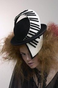 Don't like the hat, but that looks like my hair on a bad day!! Lolol Elizabeth Parker, Costume Carnaval, Mad Hat, Crazy Hat Day, Funky Hats, Hat Day, Crazy Hats, Mini Top Hat, Diy Hat