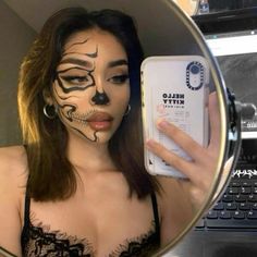 🎃 Baddie Skull Makeup, Hallowen Meka Up, Make Up For Halloween Ideas, Haloowin Makeup, Haloween Mackup Ideas Simple, Skeloten Makeup, Skull Makeup Women, Half Skeleton Makeup Easy, Maquillaje Halloween Aesthetic