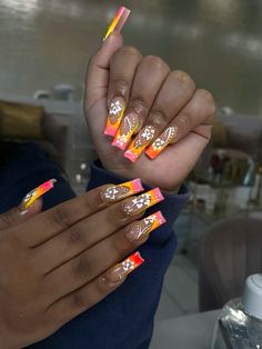 Omble french tips with hibiscus flowers Vacation Tropical Nails, French Tips Hibiscus, Crete Nails, Hibiscus Nails Acrylic, French Tips With Hibiscus, French Tips With Hibiscus Flowers, Miami Nails Summer, Hisbusic Flower Nails, Habisquis Flower Nail