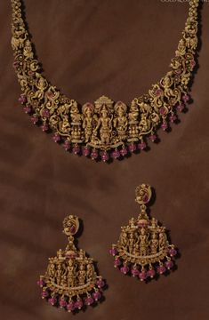 an elaborate necklace and earring set with pink stones on the bottom, along with matching earrings