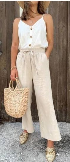 How To Wear Linen Pants, Nz Summer, 1970s Summer, Fashion Quiz, Mask Korean, Minimalism Fashion, Linen Pants Outfit, Fashion 1980s, Stile Boho Chic