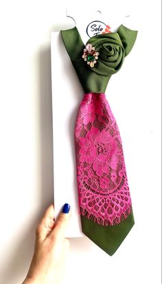 Womens Ties, Necktie Crafts, Women Necktie, Tie Ideas, Tie Crafts, Mode Tips, Tie For Women, Neck Accessories, Accessories Luxury