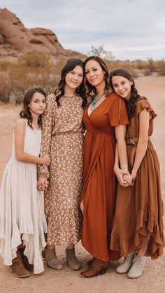 Family Christmas Pictures Outfits, Family Photography Outfits, Big Family Photos, Extended Family Photos, Large Family Photos, Family Photoshoot Poses, Fall Family Portraits