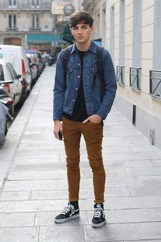 College Outfits Men, Khakis Outfit, Style Skate, Superenge Jeans, College Outfits Winter, Outwear Fashion, Denim Jacket Outfit, Mode Casual