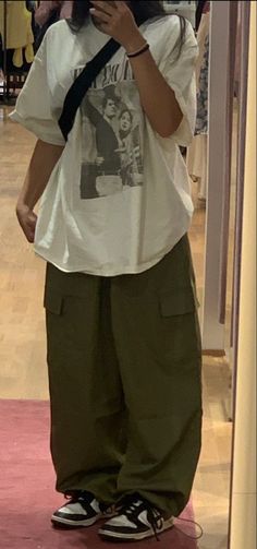 Baggy Clothes Aesthetic, Baggy Pants Outfit, Baggy Outfit Ideas, Baggy Cargo Pants, Cargo Pants Outfit, Baggy Clothes, Green Cargo Pants, Neue Outfits, Tomboy Outfits