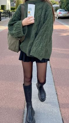 Fall Outfits Cool Girl, Classic Comfortable Outfits, It Girl Wardrobe, How To Style Grandpa Sweaters, Cool Girl Outfits Fall, Fall Outfit Aesthetic 2024, Dark Green Pullover Outfit, Lookbook Outfits Autumn 2024, Fall Cool Girl Outfits