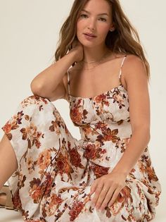 This maxi dress features a defined empire waist for a flattering silhouette. The jacquard floral print creates a feminine and bohemian look. Bridesmaid Dresses Floral Print, Burgundy Floral Dress, Fall Floral Dress, Christmas Skirt, Boho Floral Dress, Bohemian Look, Altar'd State, Floral Midi Dress, Floral Maxi