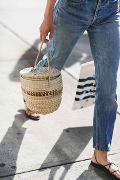 Best Street Style Outfit Photos New York Fashion Week Wrap Bangles, Diy Wrap, Beige Outfit, Nyfw Street Style, Paris Mode, Wicker Bags, Anna Wintour, Bag Summer, Straw Bags