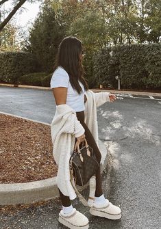 Leggings And Long Cardigan Outfit, Dresses With Uggs, Uggs And Leggings, Cardigan Leggings Outfit, Cardigan With Leggings, Leggings Fall Outfit, Fall Outfits Comfy, Lazy Fall Outfits, White Cardigan Outfit