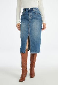 Medium Wash Knee-length Denim Skirt For Fall, Midi Jean Skirt Outfits Fall, Denim Skirt And Sneakers Outfit, Midi Jean Skirt Outfits, Denim Pencil Skirt Outfit, Jean Skirt Outfits Fall, Denim Midi Skirt Outfit, Midi Jean Skirt, Jean Pencil Skirt