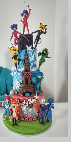 the cake is made to look like it has people on top and in front of the eiffel tower