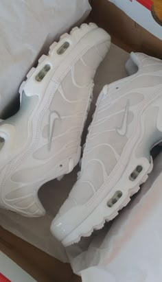 White Tns, Nike Tn Shoes, Tn Shoes, Nike Tenis, Nike Shoes Women Fashion, Mode Zara, Nike Tn