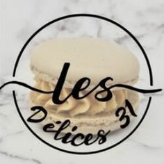 the logo for les delices is shown on a marble surface with an image of a sandwich