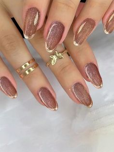 Party Nails With Glitter, Nail Designs For Oval Shaped Nails, Nails For All Outfits, Oval Shape Nails Designs, Nail Designs For Party, Pink Gold Nails Design, Gold Color Nails, Simple Gold Nails, Nails Design For Wedding